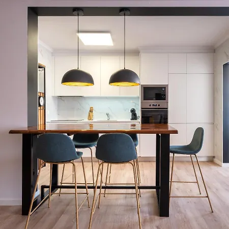 Hospitality Is An Art - Center * Πόντα Ντελγκάντα