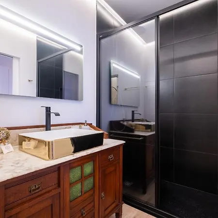 Hospitality Is An Art - Center Πόντα Ντελγκάντα