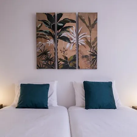 Hospitality Is An Art - Center Πόντα Ντελγκάντα