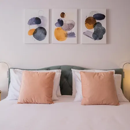 Apartment Hospitality Is An Art - Center *